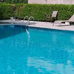 Coqueto Con Piscina Y Parking By *