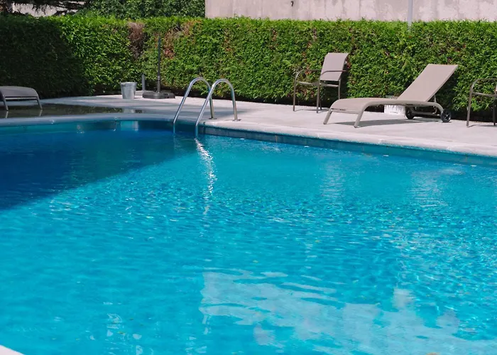 Coqueto Con Piscina Y Parking By *